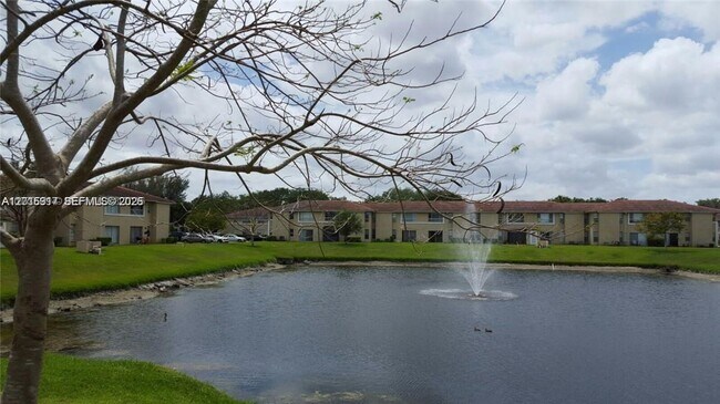 Building Photo - 895 Twin Lakes Dr