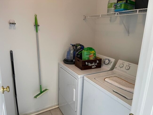 Building Photo - 1040 N Claremont Dr