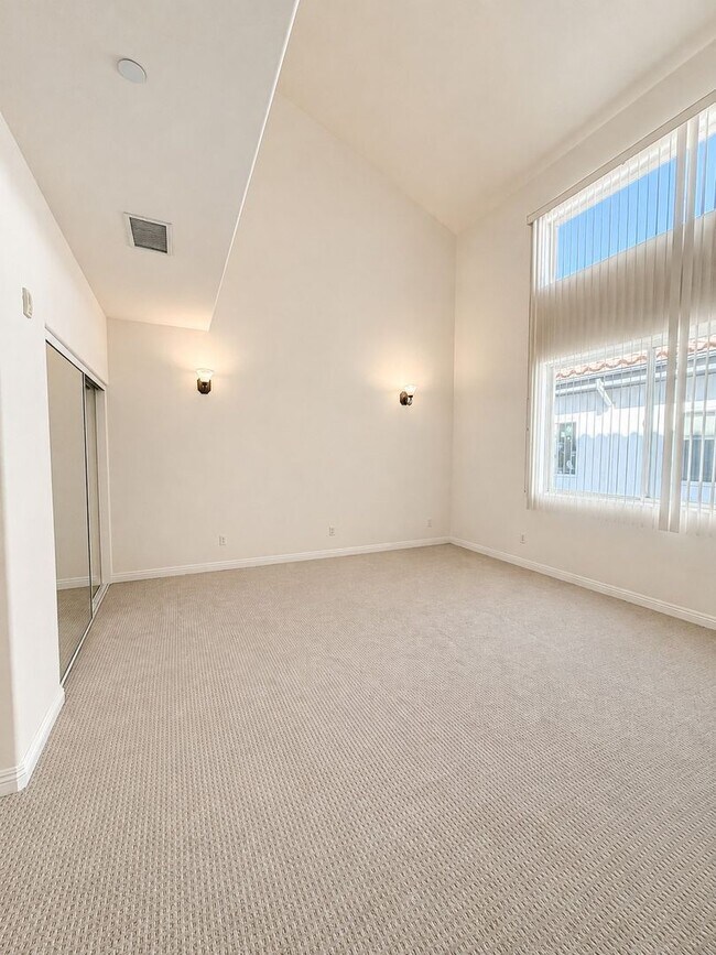 Interior Photo - 15225 Dickens St