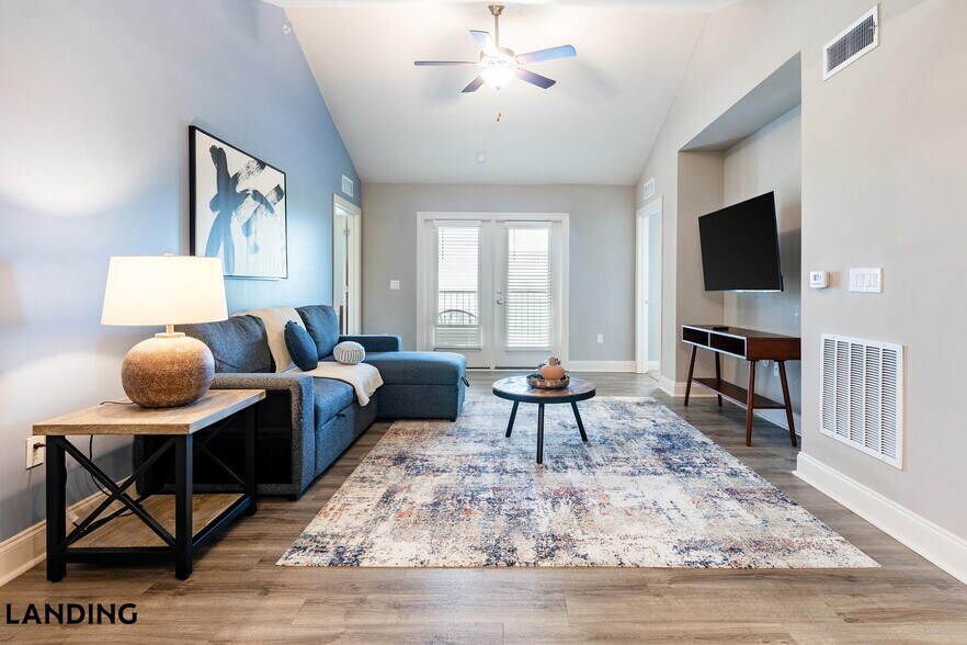 Building Photo - 305 Laredo Dr