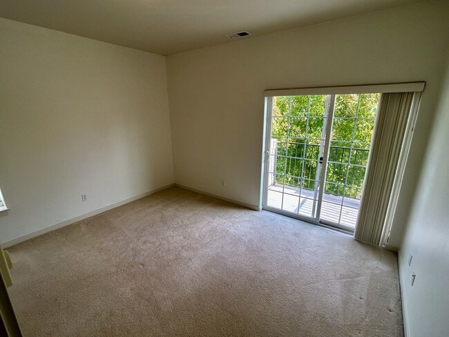 Building Photo - Spacious 2-Bedroom, 2-Bath Townhome with Primary Suite in Happy Valley