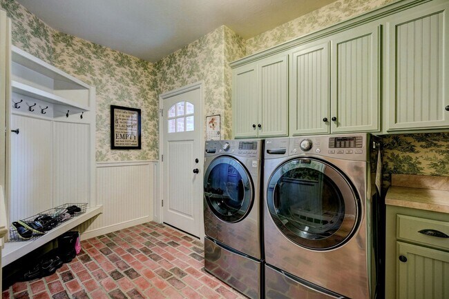 Building Photo - Luxury 5 Bedroom Home in Fairfax Estates, next to public golf course - Safe Room- Memorial High- ...