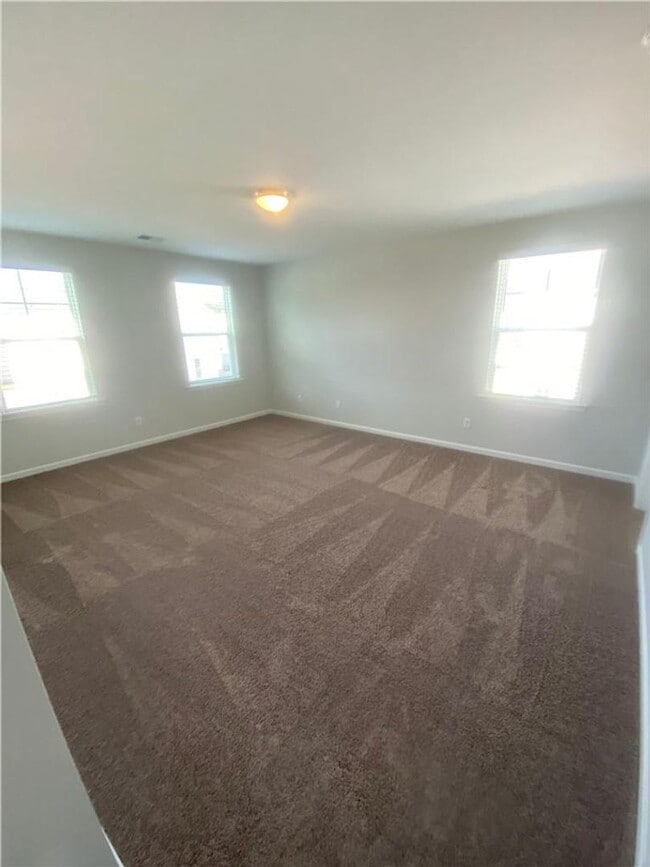 Building Photo - 4 bed 2.5 bath Available in Feburary