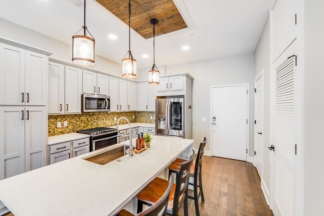 Building Photo - SouthEnd Luxury + Included Utilities (Gas,...