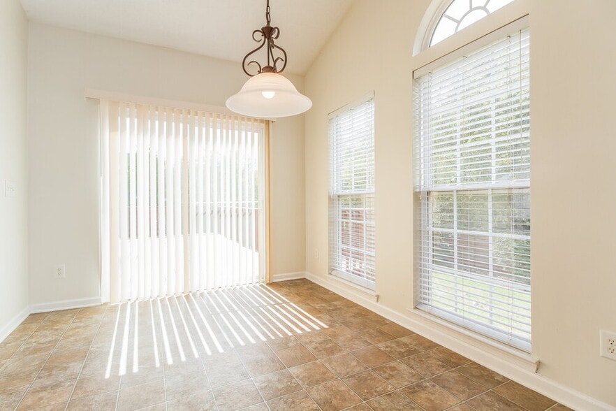 Building Photo - 413 Creekside Ln