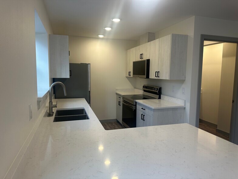 Kitchen with breakfast nook - 4249 King Mountain Rd
