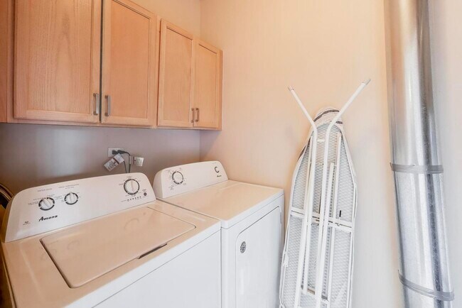 Building Photo - 3357 Ravinia Cir