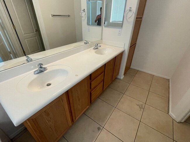 Building Photo - SPACIOUS 4 BEDROOM, 2 BATH SPLIT FLOOR PLAN