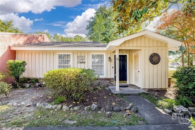 Building Photo - Charming end-unit condo located in Wilmington Island Townehomes