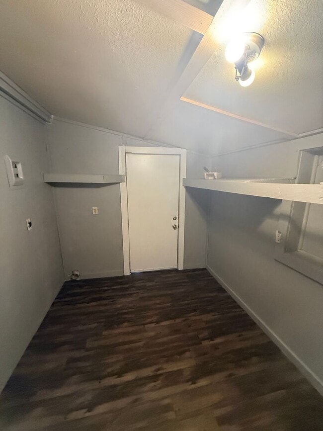 Building Photo - Cutest 2-bedroom cottage with a loft! Huge shady backyard for all things outdoor! All Brand new a...