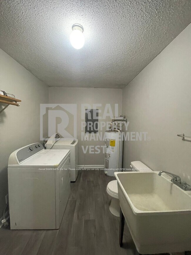 Building Photo - 102 River Chase Court-