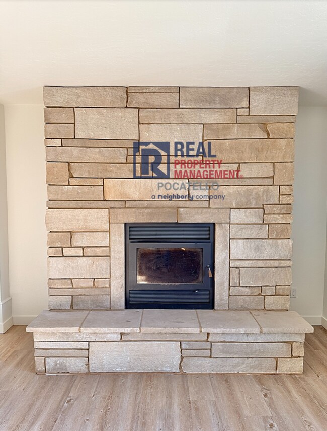 Building Photo - 4 bed 3 bath house - 2 car garage - RV parking