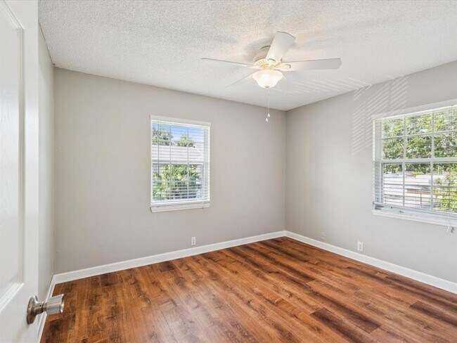 Building Photo - 5265 E Bay Dr