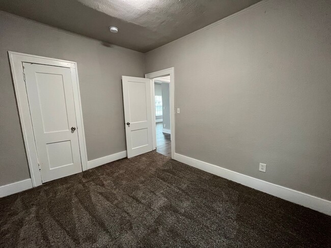Building Photo - 3 bedroom 2 bath!