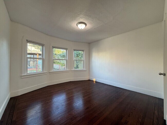 Building Photo - Spacious Home on a Quiet Cul-de-sac Near Little Hollywood