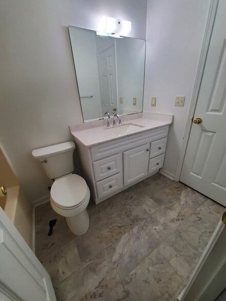 Building Photo - 9005 Stoneleigh Trce