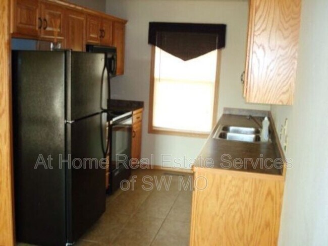 Building Photo - 1133 N Westwood Ave