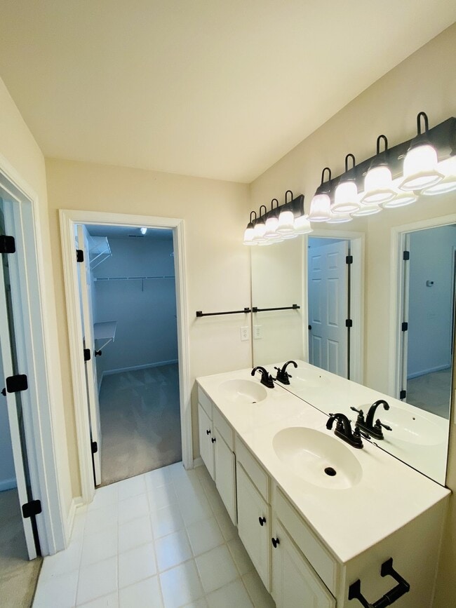 Building Photo - Heart of Ballantyne!  Beautiful End Unit T...