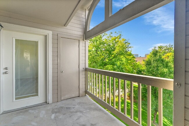 Building Photo - $1,495.95 with $300 off the first month's rent, 1 Bed, 1 Bath Condo in Englewood with Cozy Firepl...