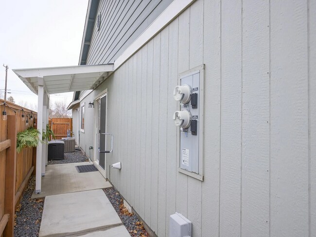 Building Photo - 1549 SW Kalama Ave