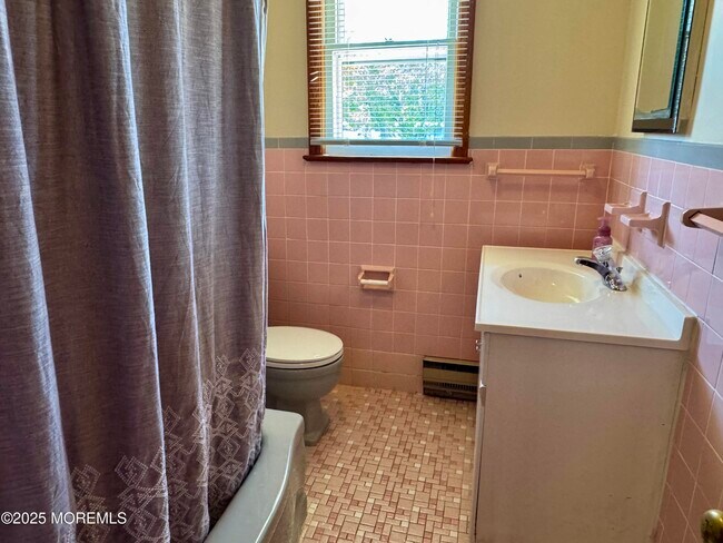 Building Photo - 520 Lloyd Rd