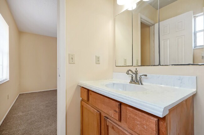 Building Photo - "Charming 2-Bed, 2-Bath Townhouse Retreat in Orlando's Heart - 1010 Sq Ft of Comfort!"