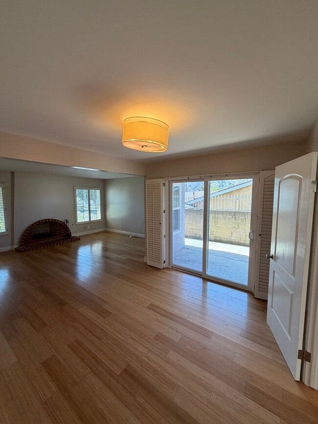 Building Photo - Beautiful 3 Bedroom Home in Avocado Heights