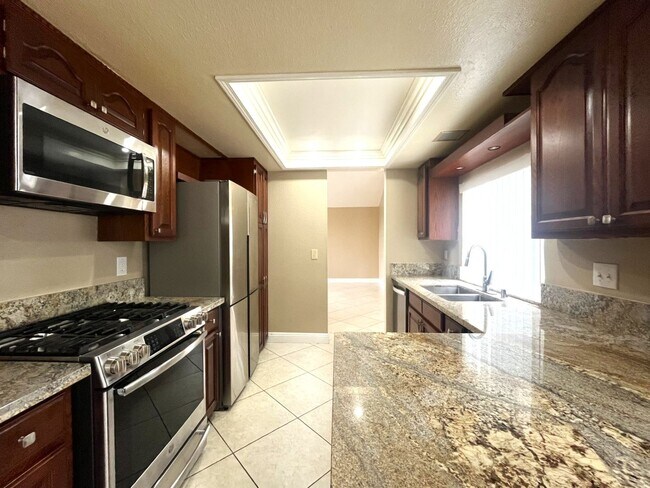 Building Photo - 3 bed, 2.5 bath located in Corona, CA!