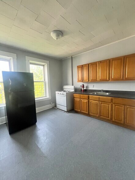 43 Grant Ave 3R - 40 Grant Ave