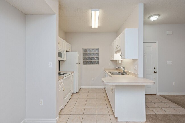 Building Photo - First Floor - The Oaks Unit!