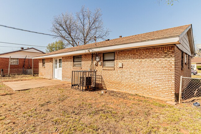 Building Photo - 3 Bed 1.5 Bath in Del City!