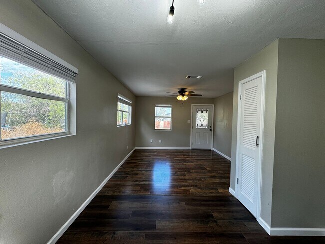 Building Photo - BUENA VISTA