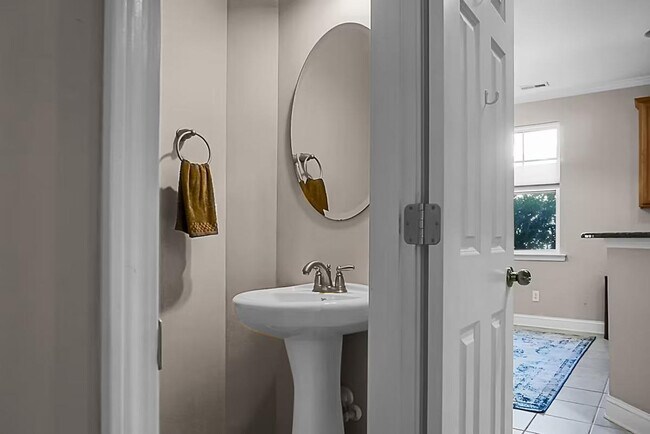 Building Photo - 1519 Thoroughbred Blvd