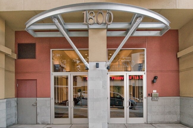 Building Photo - 680