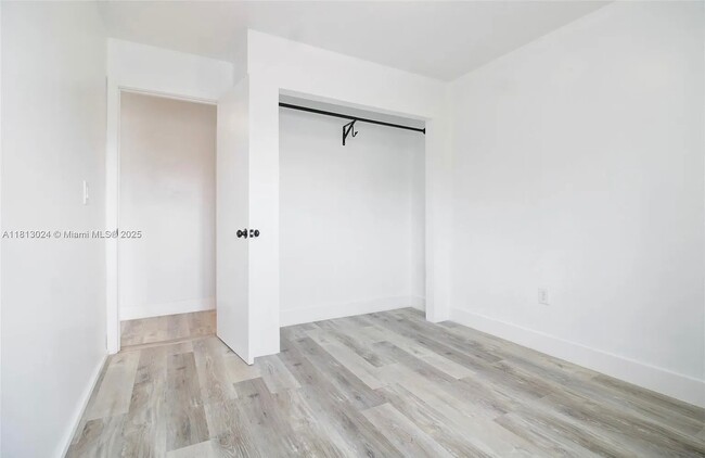 Building Photo - 4732 SW 67th Ave