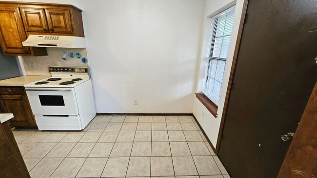 Building Photo - Two Story, Three Bedroom