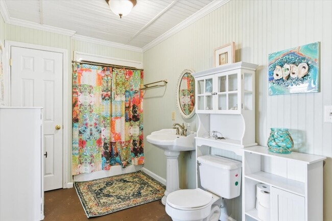 Building Photo - 256 River Dr