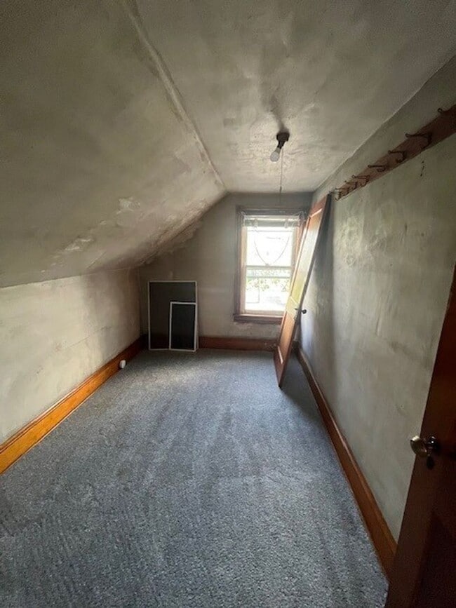 Building Photo - 4 Bedroom 1 Bath