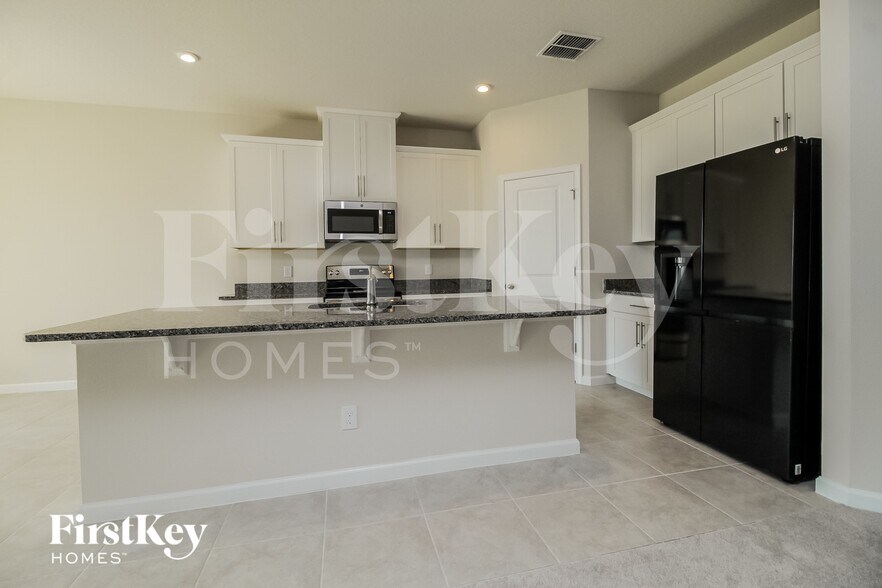 Building Photo - 3058 Hill Point St