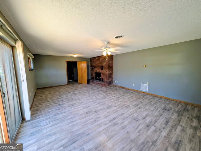 Building Photo - 96 Glencrest Dr