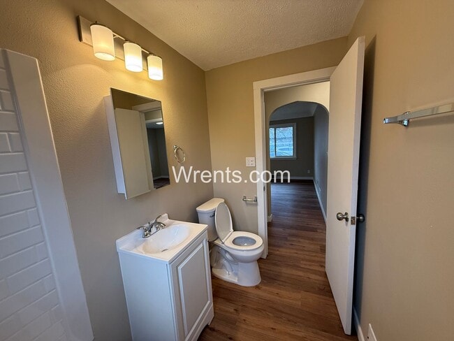 Building Photo - Cute Three Bedroom Home