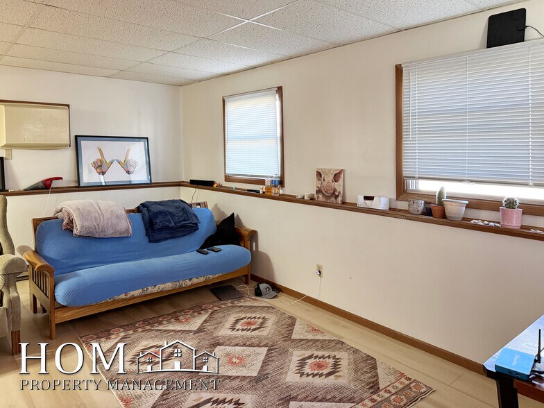 Building Photo - 1701 Pleasant View Dr