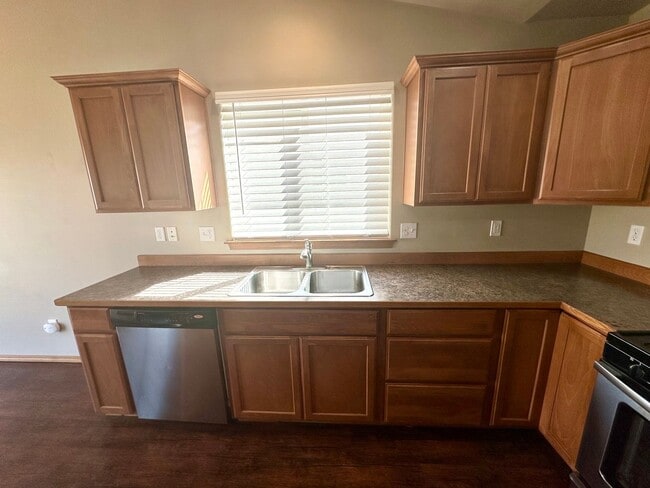 Building Photo - Spacious 3 Bedroom 2 Bathroom Home Now Available