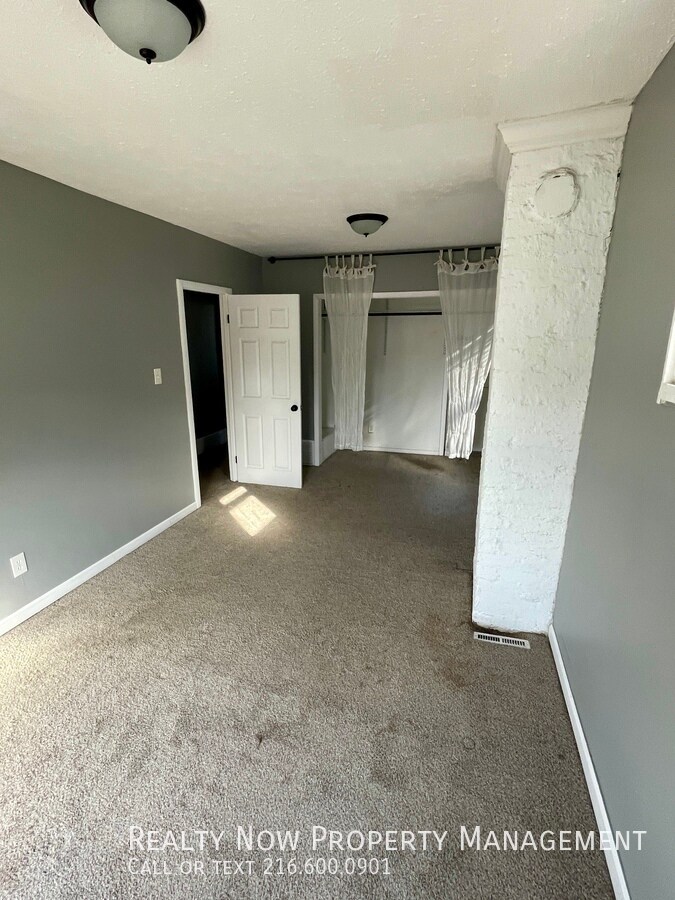 Building Photo - 1335 W 61st St