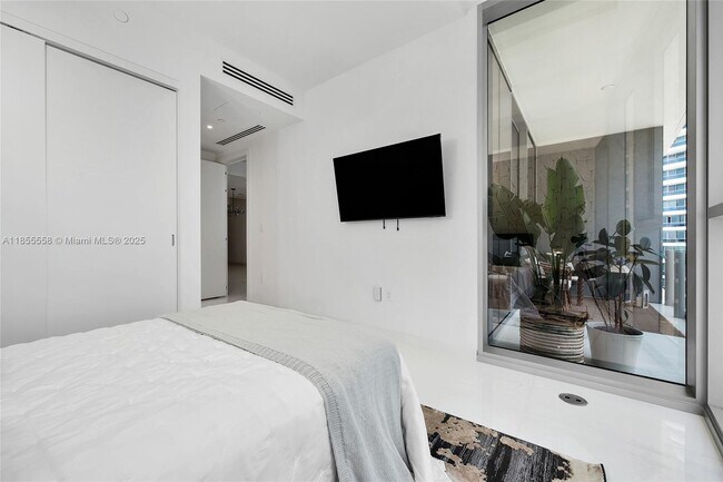 Building Photo - 300 Biscayne Blvd Way