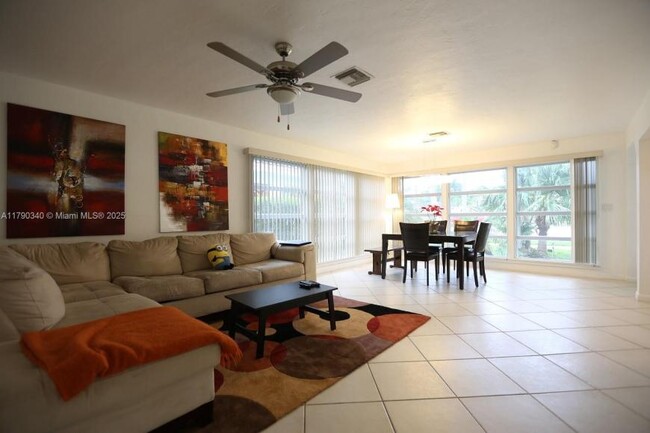 Building Photo - 3 bedroom in Hollywood FL 33020