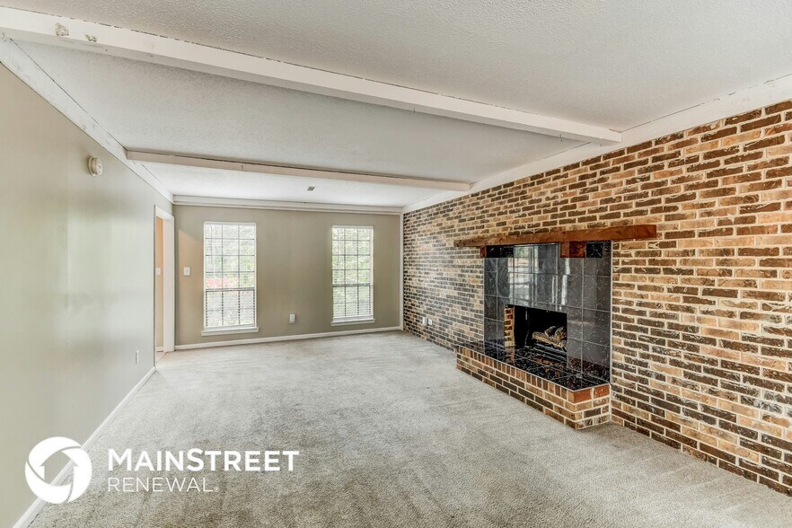 Building Photo - 904 Pine Forest Cir