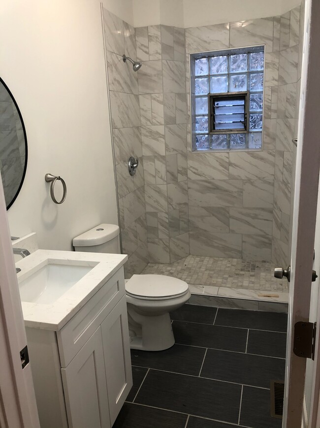 1st floor bathroom - 5521 S Dorchester Ave