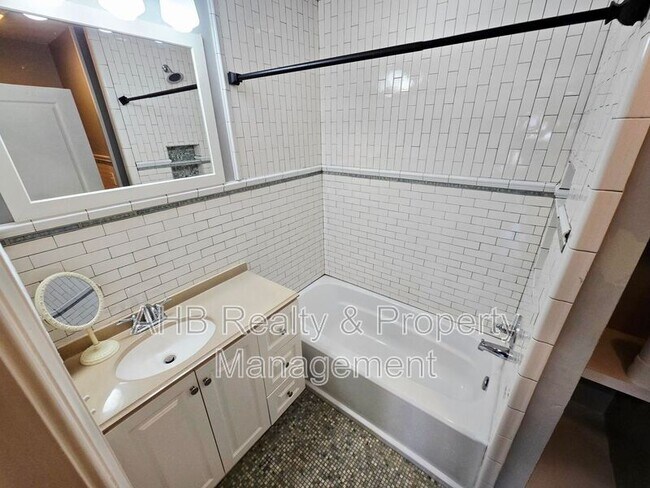 Building Photo - 422 Alamance Rd