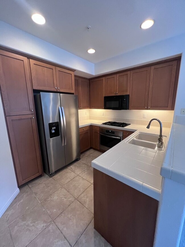 Building Photo - Lovely Townhome In The Spectrum Community For Lease